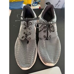 Nike‎ White and Black Sneakers in 4.5Y